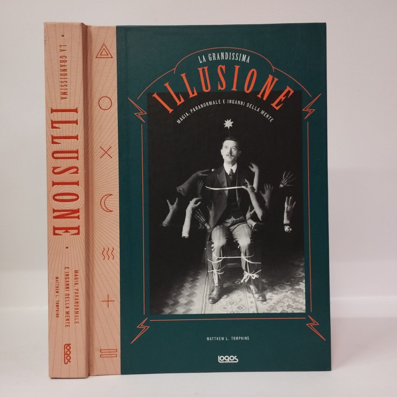 La grande illusione. Magia, paranormale e inganni della mente. Matthew L.  Tompkins. Logos, 2019. - Equilibri Libreria Torino