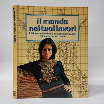 Il mondo nei tuoi lavori, il folklore internazionale nel cucito, nella maglia, nell'uncinetto e nel ricamo. Biassoni Maria Rosa. Cde, 1976.