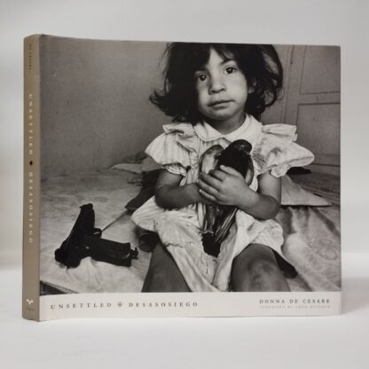 Unsettled / Desasosiego: Children in a World of Gangs / Los Ninos en un Mundo de las Pandillas. Donna De Cesare. University of Texas Press, 2013.